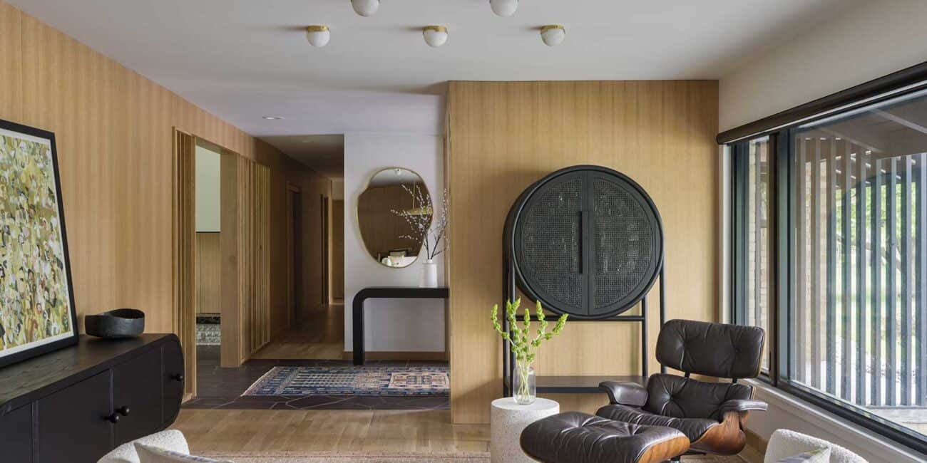 The living room strikes a note of quiet sophistication, its furnishings chosen for their clean, classical lines. A carefully selected accent with Far Eastern influence lends the space a subtle exotic air.