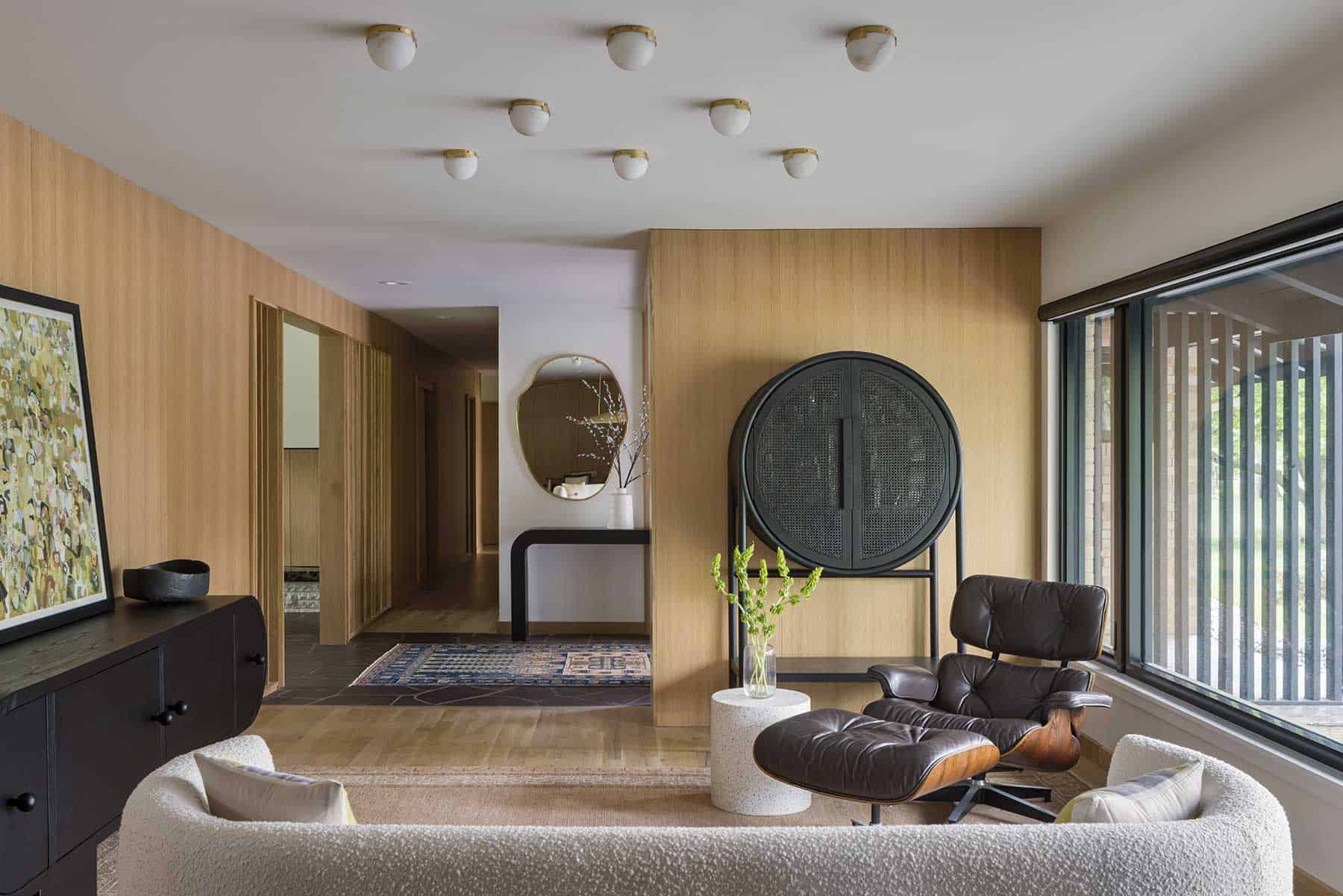 The living room strikes a note of quiet sophistication, its furnishings chosen for their clean, classical lines. A carefully selected accent with Far Eastern influence lends the space a subtle exotic air.